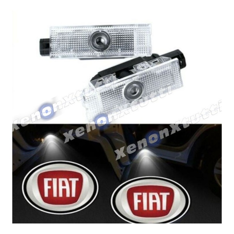 Logotipo LED debajo de la puerta del Fiat 500x