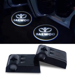 Proyector LED Logo Daewoo para Puertas con Batería, sin Agujeros, sin Conexiones Plug & Play