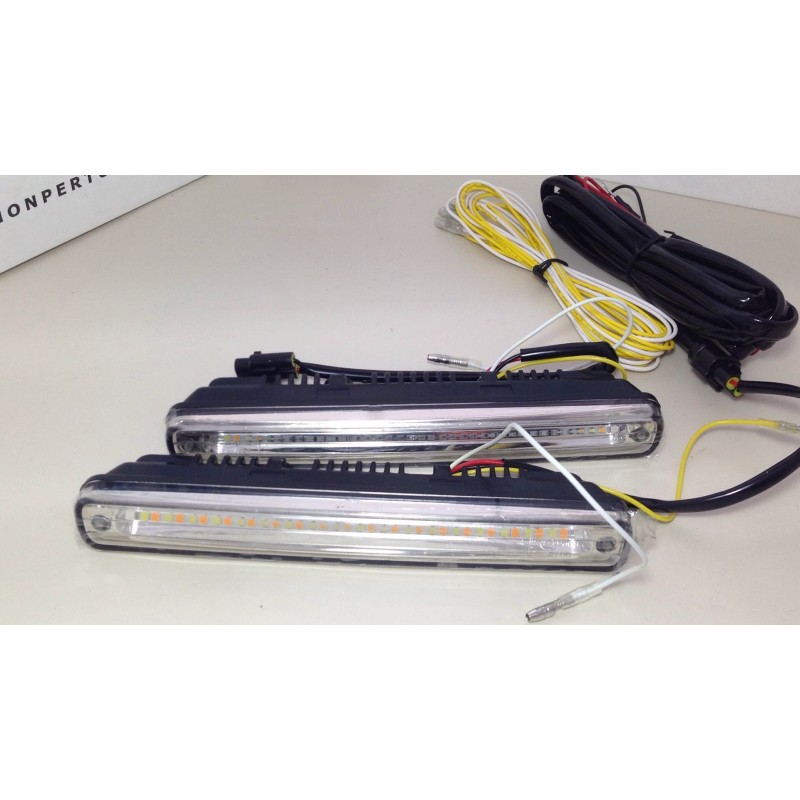 Luz diurna LED blanca y amarilla con indicador de posición secuencial.