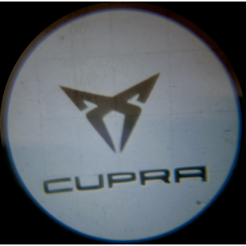 Logotipo de Cupra debajo de la puerta.