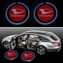 Proiettore Logo LED DAIHATSU Materia per Portiera con Batteria no Fori no Connessioni Plug & Play