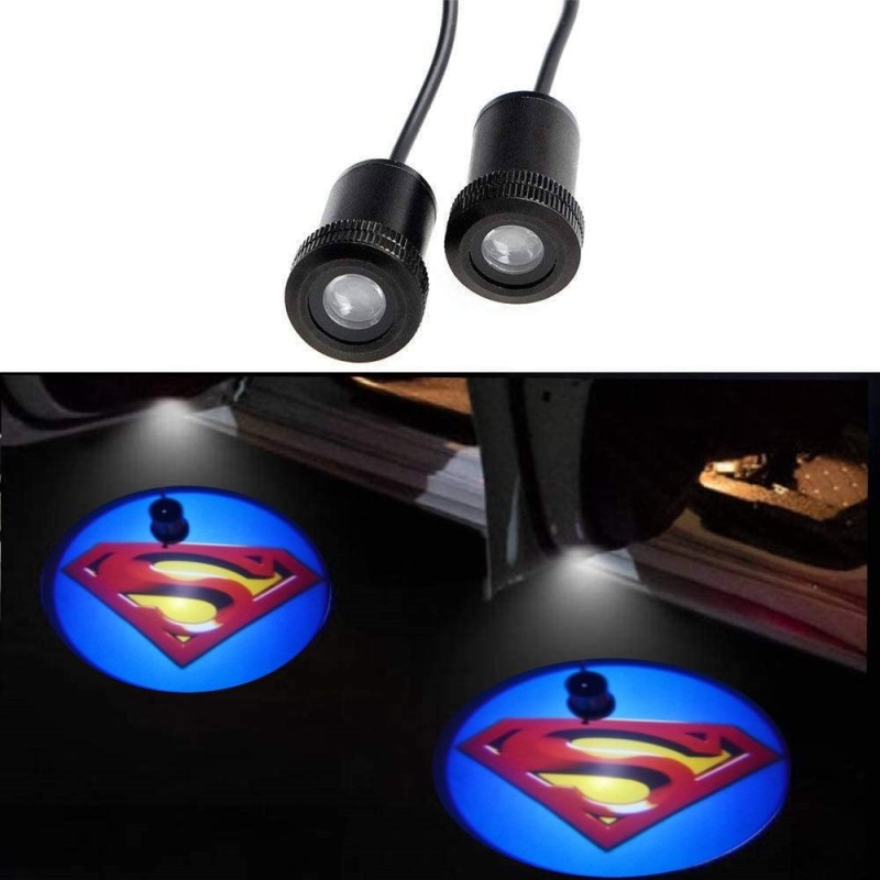 Proyector con el logotipo de Superman en el umbral de la puerta. Foto cortesía de Light Ghost Lights.